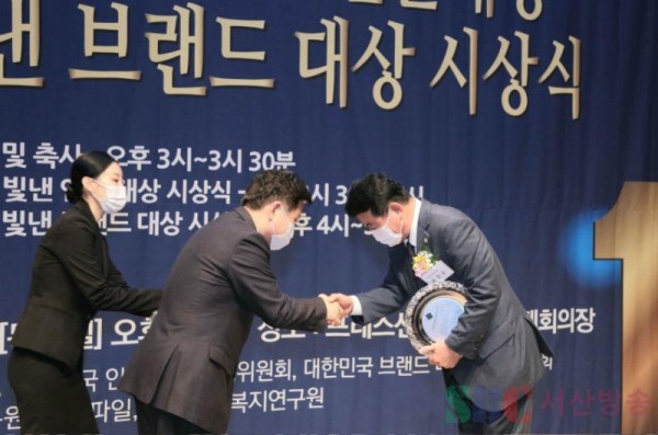 201120 서산시의회 장갑순 의원, 2020 올해를 빛낸 인물 대상 수상(사진1).jpg